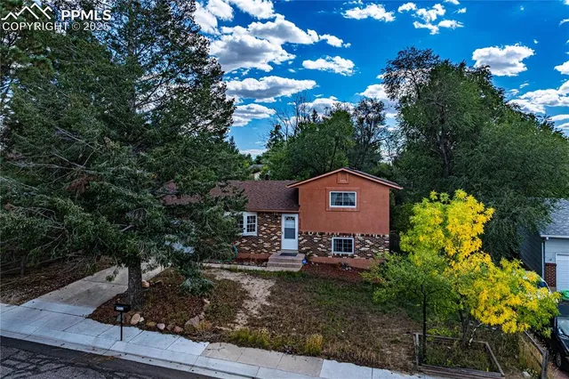 a view of a house with a yard