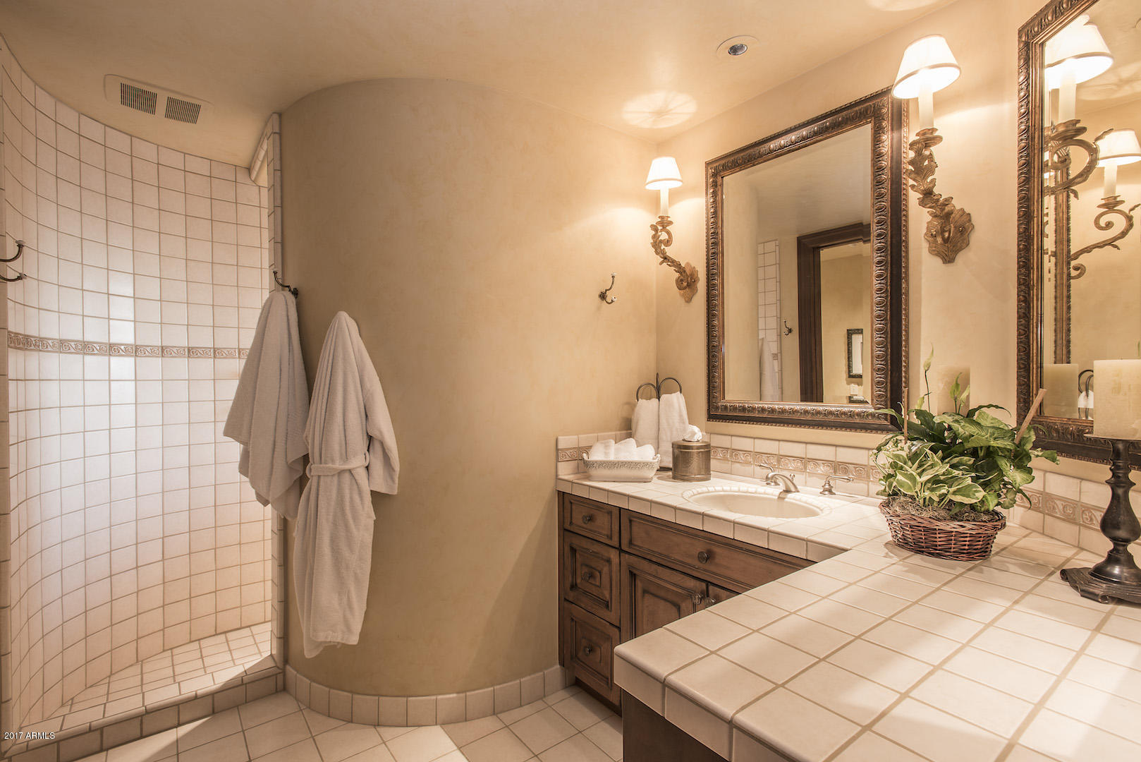 5501 East Roadrunner Road Paradise Valley, AZ 85253 - Photo 29 of 43 En-suite secondary Bath