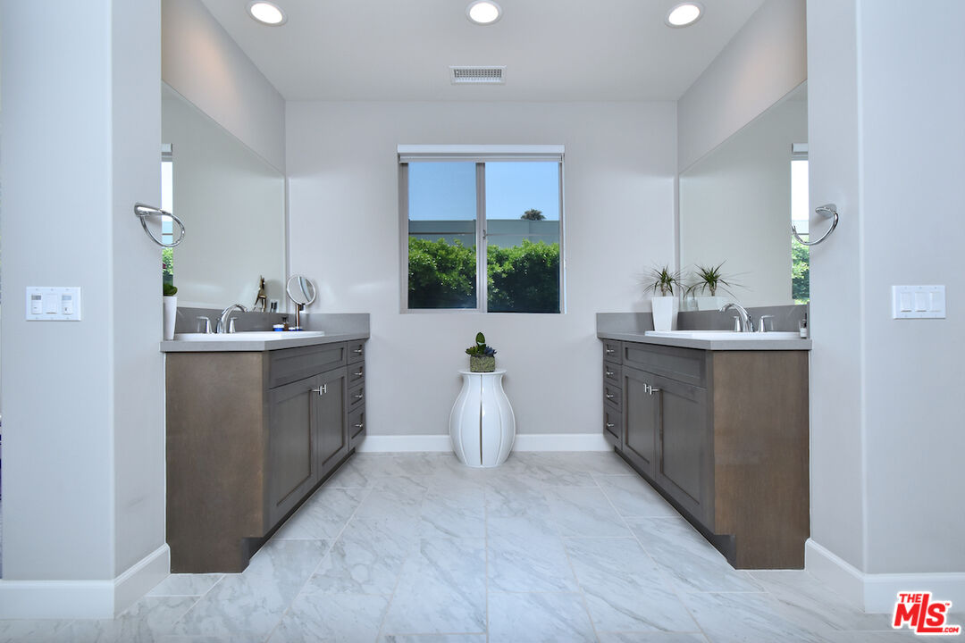 14608 McCormick Street Sherman Oaks, CA 91411 - Photo 18 of 29 a very nice looking room with a large window