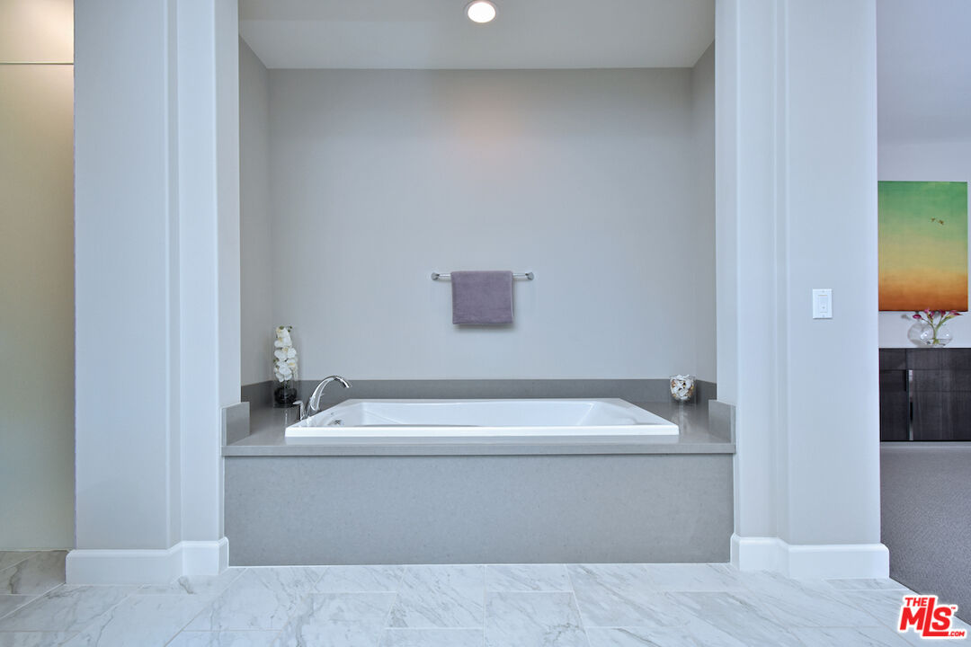 14608 McCormick Street Sherman Oaks, CA 91411 - Photo 19 of 29 a utility room with dryer and washer