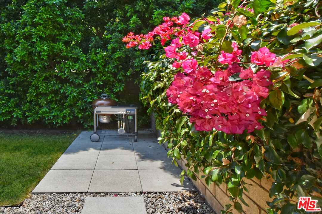 14608 McCormick Street Sherman Oaks, CA 91411 - Photo 27 of 29 a picture of flowers