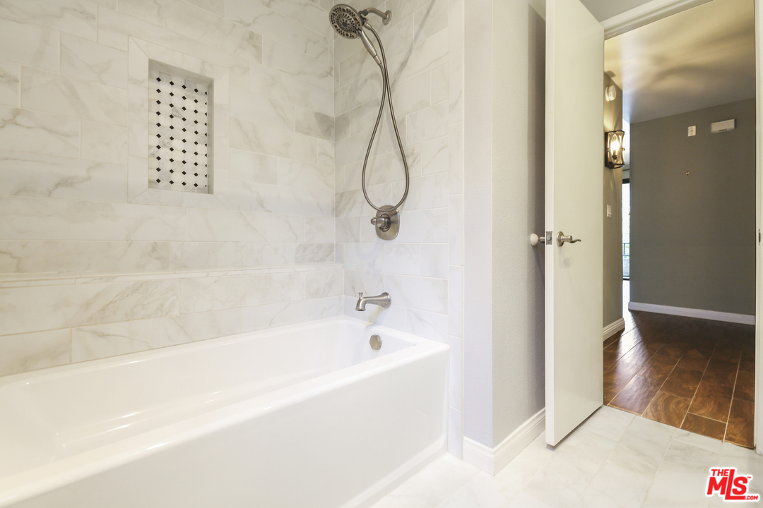 8110 Manitoba Street, Unit 105 Playa del Rey, CA 90293 - Photo 18 of 28 a bathroom with a bath tub and shower