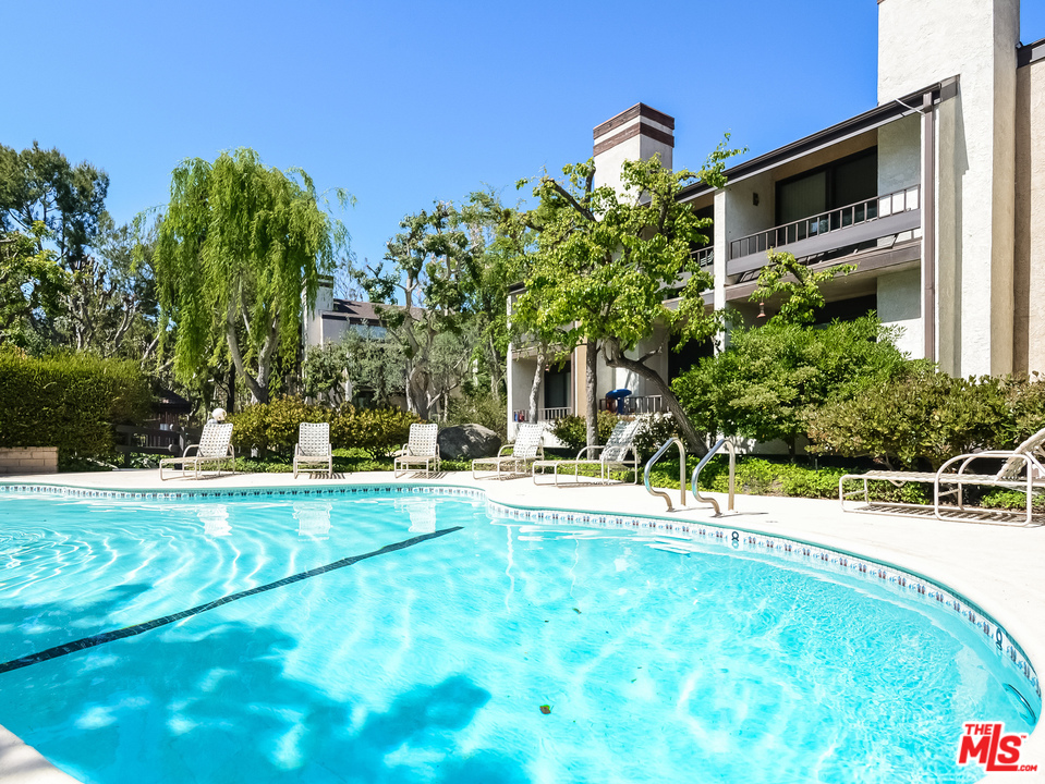 8110 Manitoba Street, Unit 105 Playa del Rey, CA 90293 - Photo 25 of 28 a view of a house with a yard