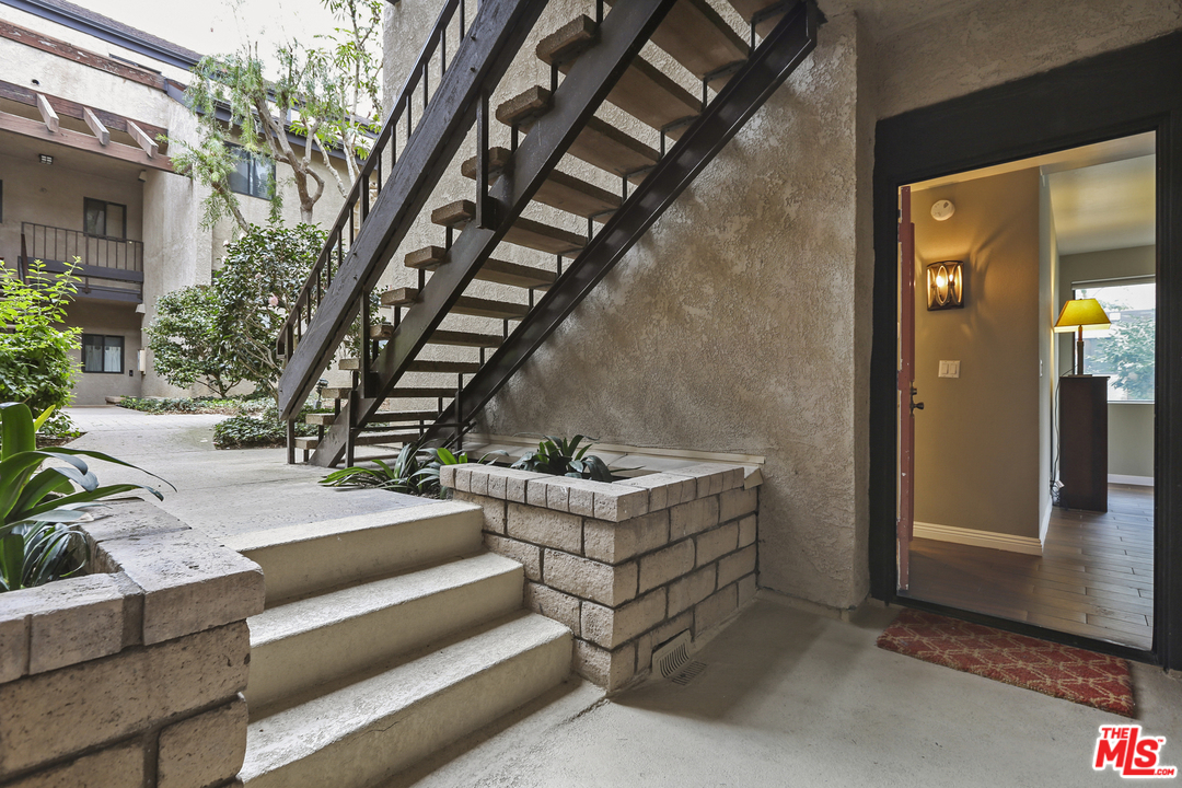 8110 Manitoba Street, Unit 105 Playa del Rey, CA 90293 - Photo 5 of 28 a view of entryway and hall
