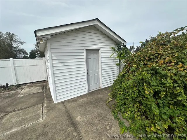 a view of entryway with washer and dryer
