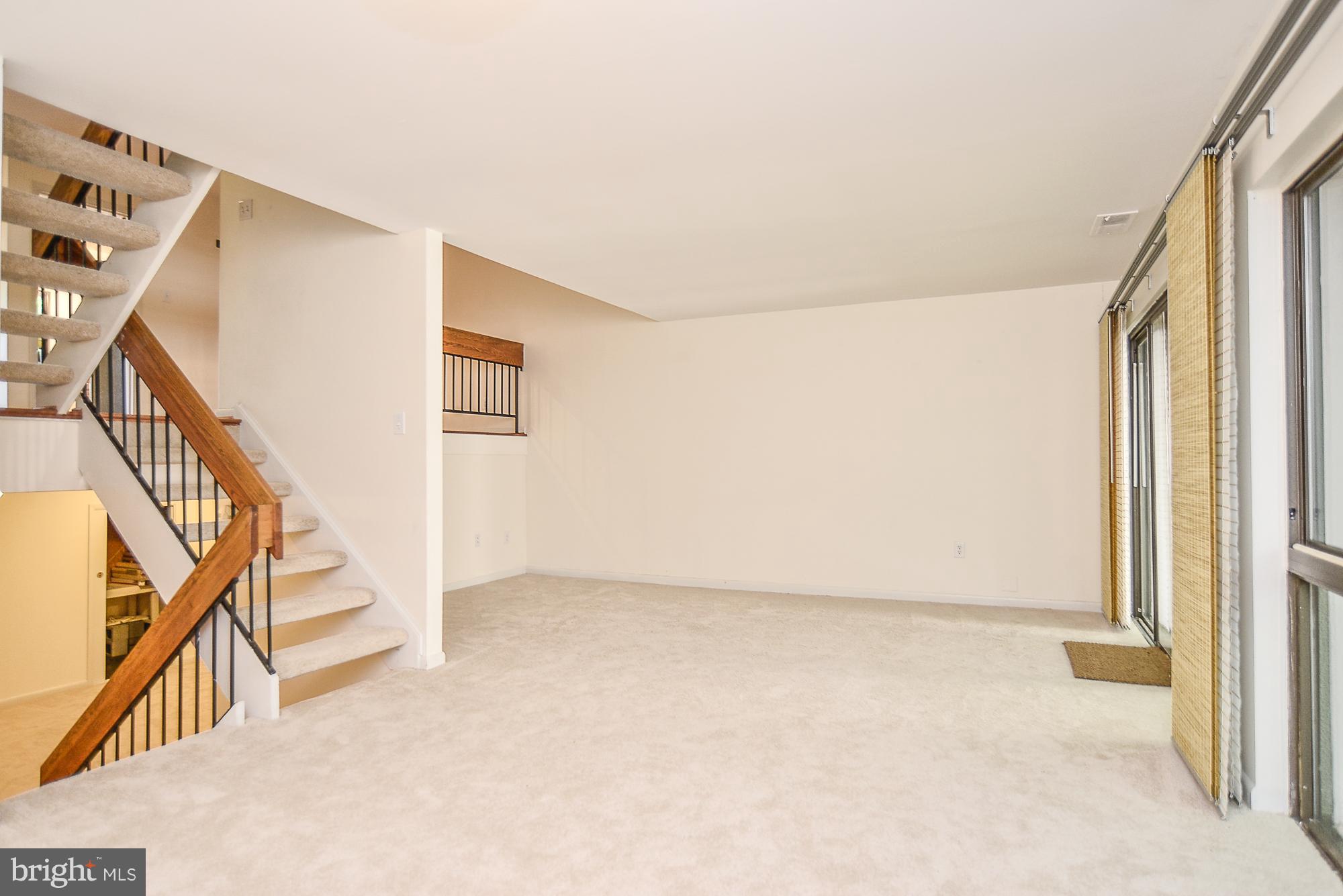 11634 Newbridge Court Reston, VA 20191 - Photo 9 of 25 Living Room