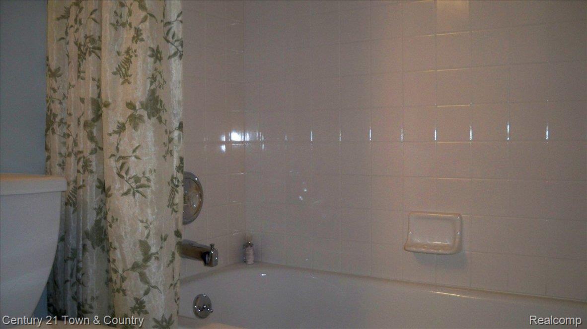 2868 Corinthia Drive Rochester, MI 48309 - Photo 8 of 15 corinthia main tub