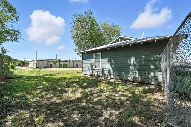 a view of a backyard