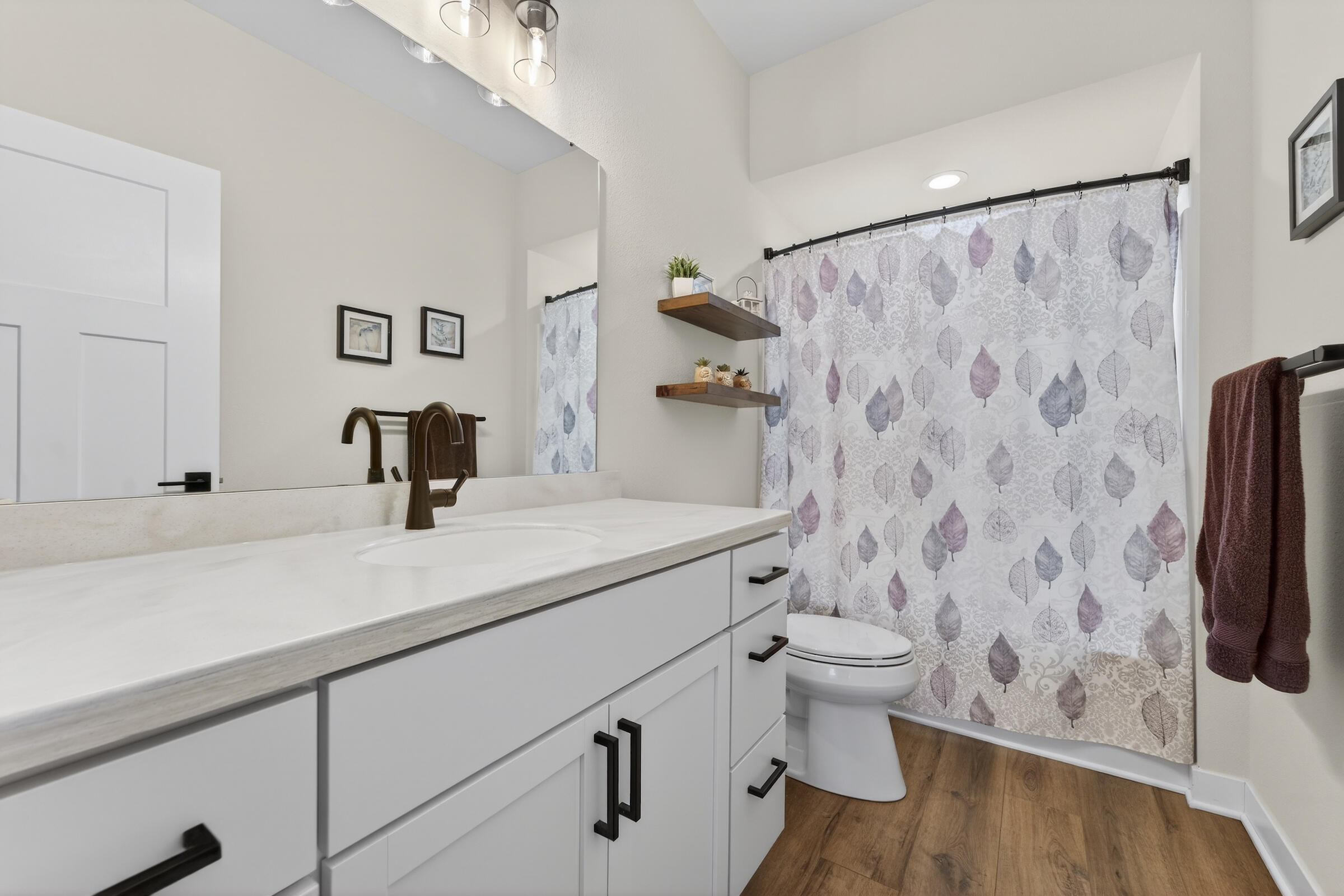 W206N16159 Stonebrook Drive Jackson, WI 53037 - Photo 17 of 23 Full bathroom off of main bedroom