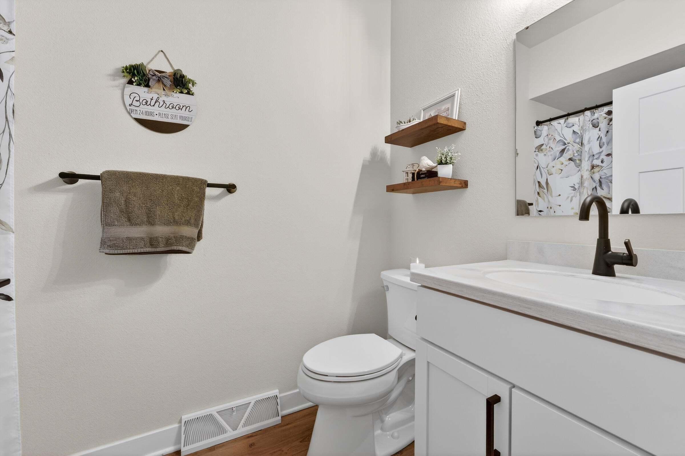 W206N16159 Stonebrook Drive Jackson, WI 53037 - Photo 20 of 23 Second bathroom