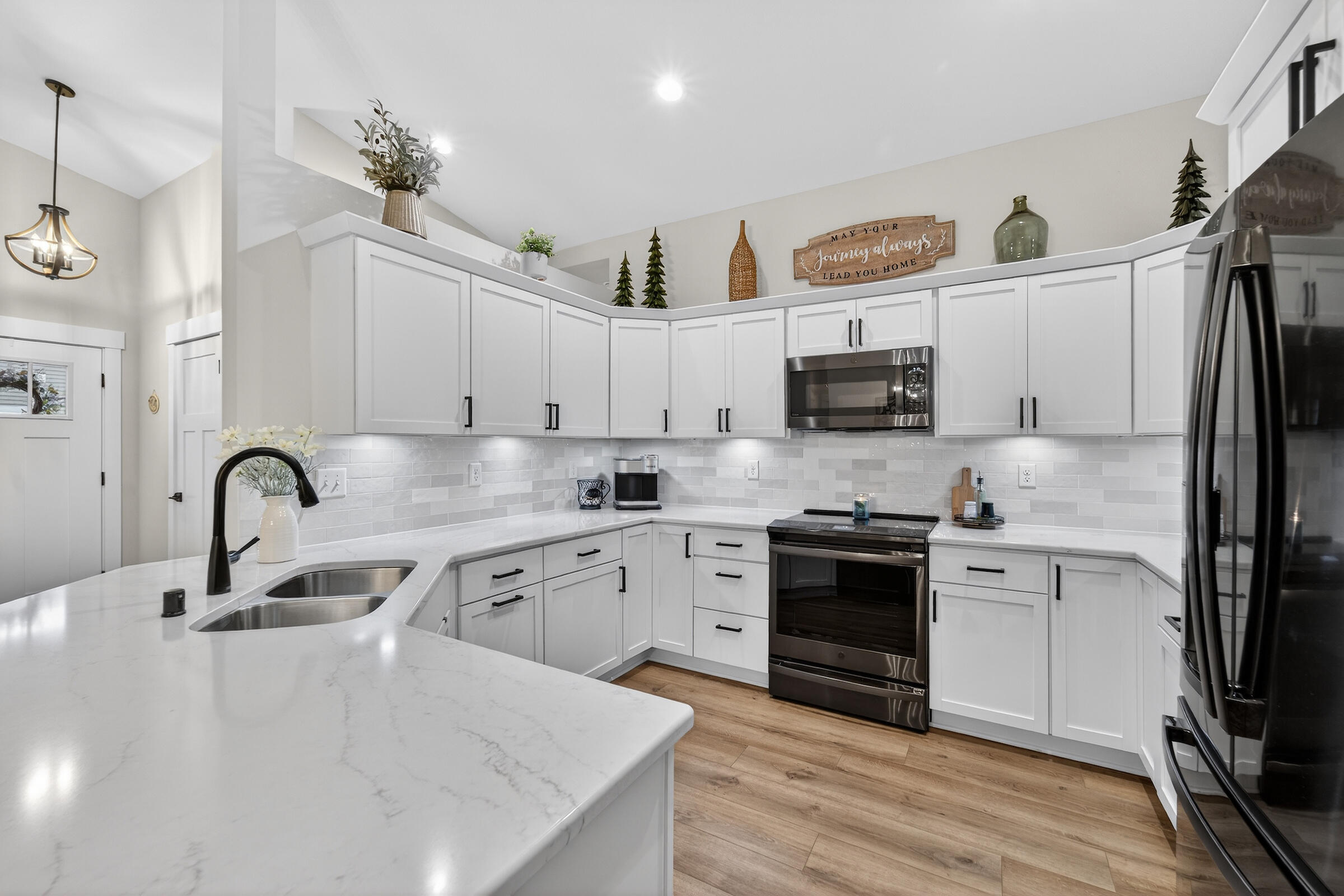 W206N16159 Stonebrook Drive Jackson, WI 53037 - Photo 3 of 23 Kitchen