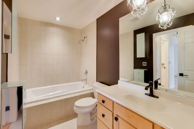 $3,100 | 6951 North Western Avenue, Unit F, Chicago, IL 60645