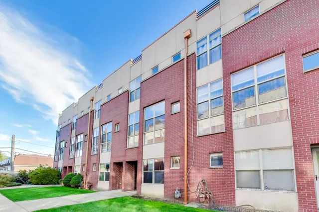 $3,100 | 6951 North Western Avenue, Unit F, Chicago, IL 60645