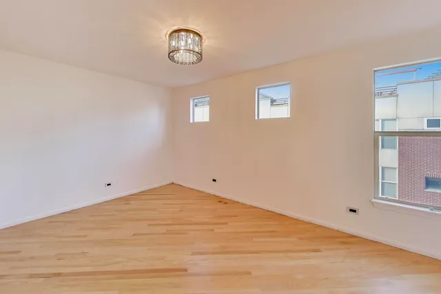 $3,100 | 6951 North Western Avenue, Unit F, Chicago, IL 60645