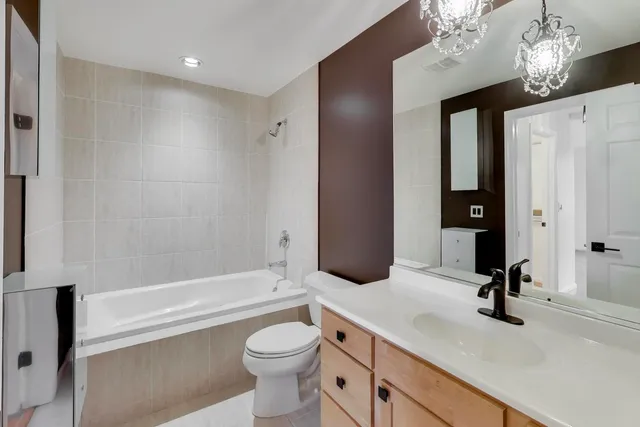 $3,000 | 6951 North Western Avenue, Unit F, Chicago, IL 60645