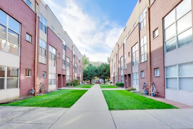 $3,100 | 6951 North Western Avenue, Unit F, Chicago, IL 60645