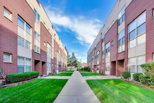 $3,100 | 6951 North Western Avenue, Unit F, Chicago, IL 60645
