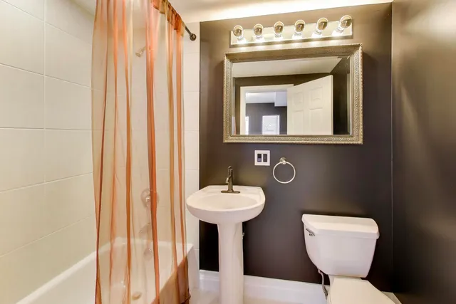 $3,100 | 6951 North Western Avenue, Unit F, Chicago, IL 60645