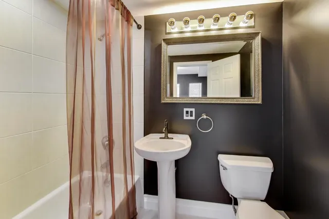 $3,000 | 6951 North Western Avenue, Unit F, Chicago, IL 60645