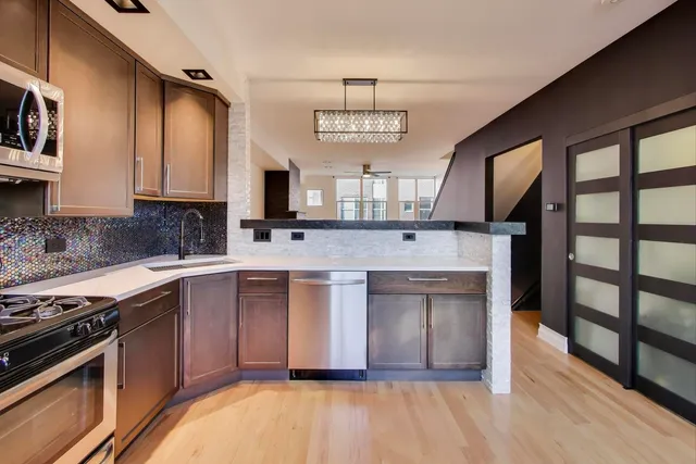 $3,100 | 6951 North Western Avenue, Unit F, Chicago, IL 60645