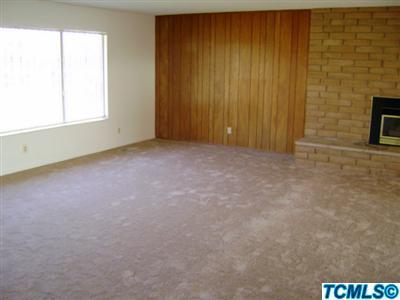 2193 West Visalia Road Exeter, CA 93221 - Photo 5 of 23 an empty room with windows