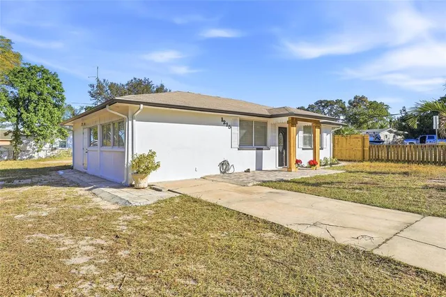 $2,500 | 1215 New York Avenue, Palm Harbor, FL 34683