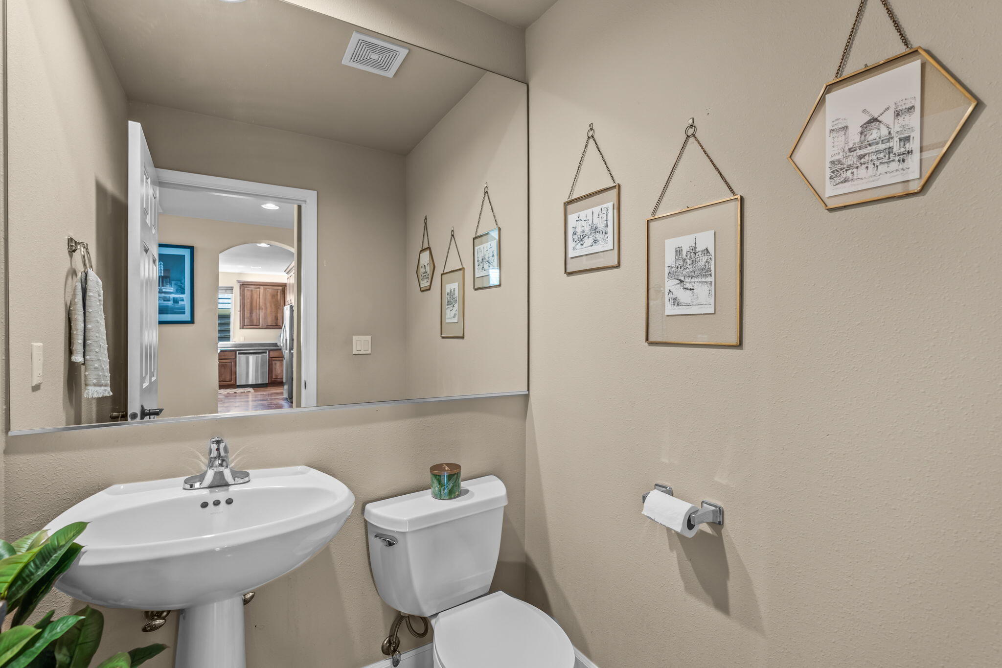 61873 Fall Creek Loop Bend, OR 97702 - Photo 10 of 29 Powder room