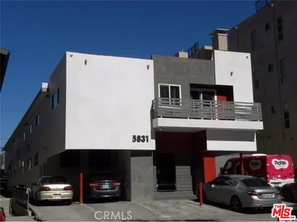 a view of house with car parked
