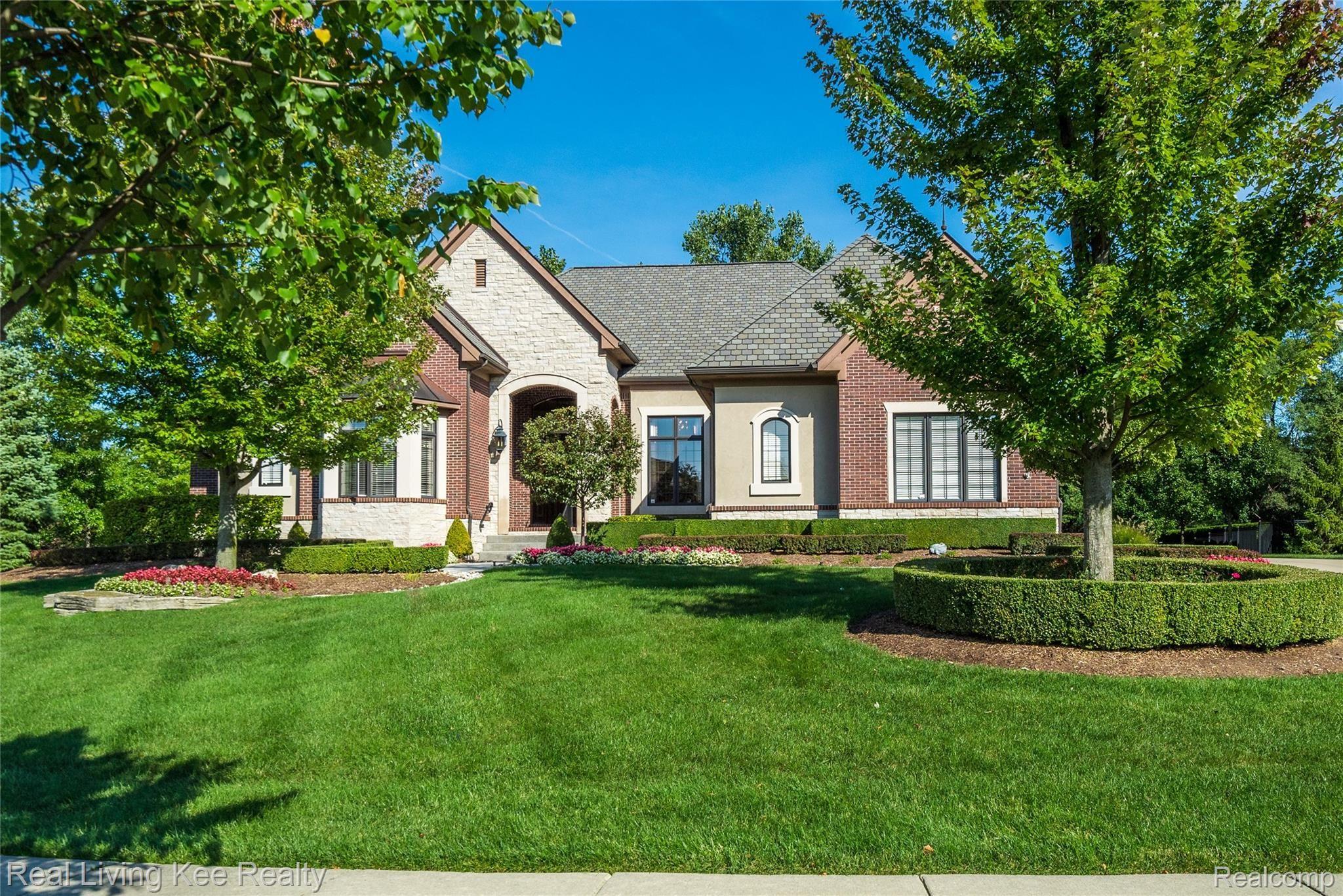 563 Wellington Circle Rochester, MI 48309 - Photo 4 of 68 Exteriors (5 of 20).jpg