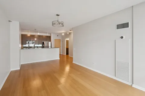 $349,500 | 123 South Green Street, Unit 402B, Chicago, IL 60607
