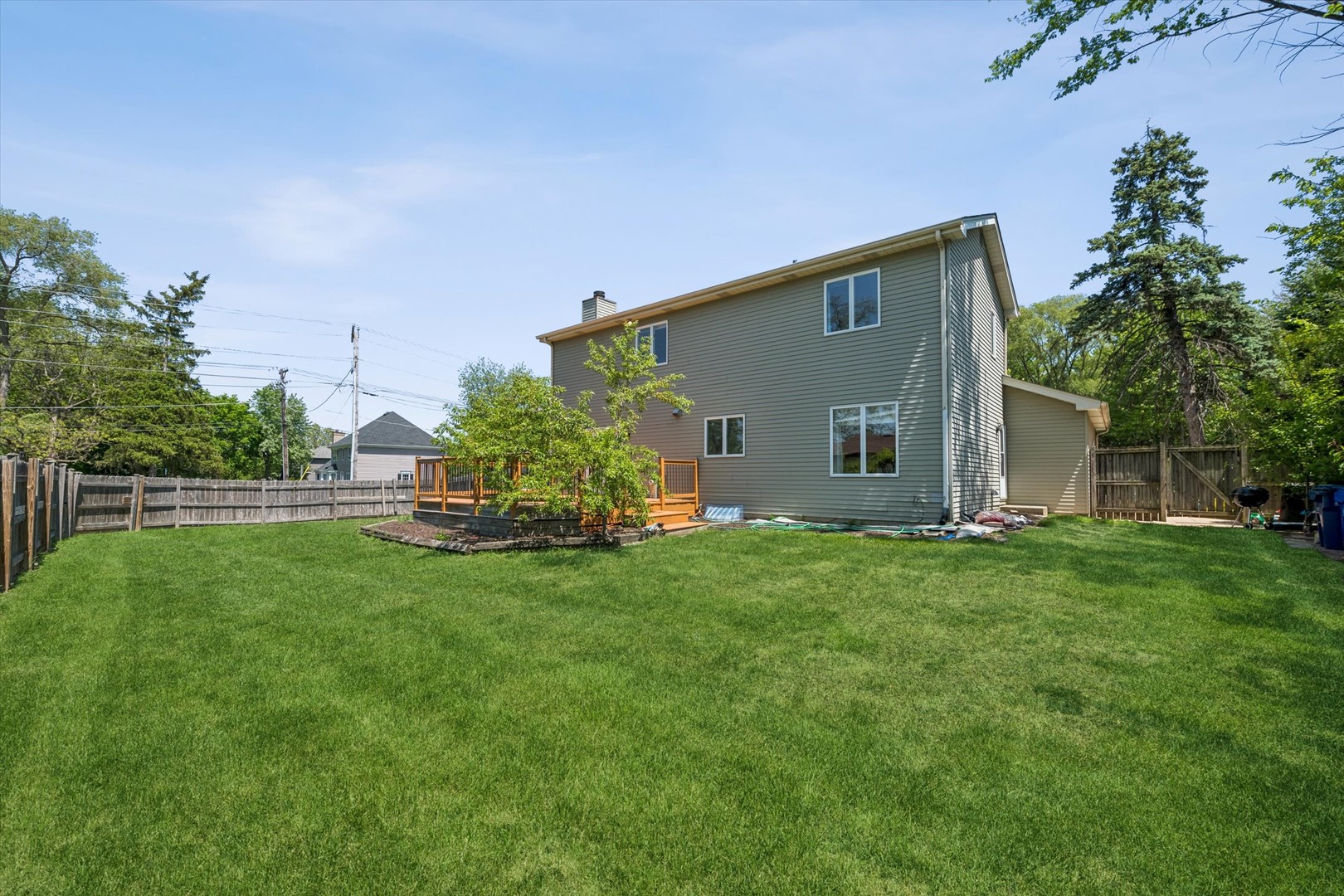 2142 North Summit Street Wheaton, IL 60187 - Photo 30 of 35 a backyard of a house with lots of green space