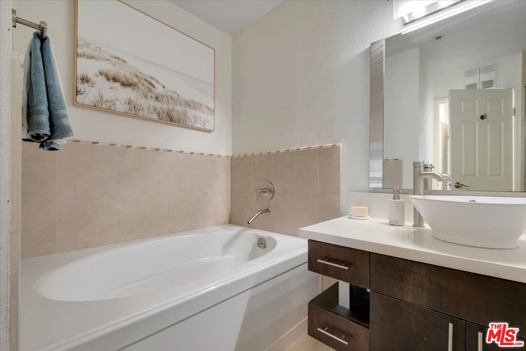 121 South Hope Street, Unit 313 Los Angeles, CA 90012 - Photo 18 of 35 a bathroom with a bathtub and a sink