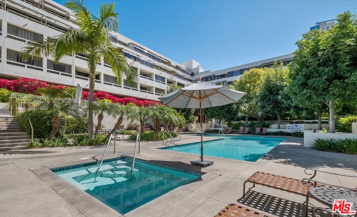 121 South Hope Street, Unit 313 Los Angeles, CA 90012 - Photo 24 of 35 a front view of a building with garden