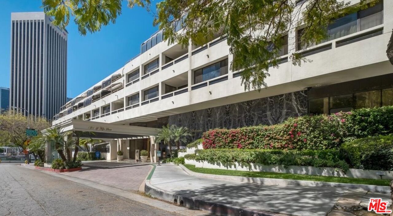 121 South Hope Street, Unit 313 Los Angeles, CA 90012 - Photo 3 of 35 a view of a large building