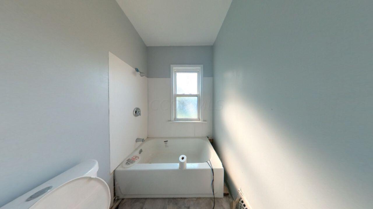 925 Parkway Road Cleveland, OH 44108 - Photo 5 of 29 Bathroom_2