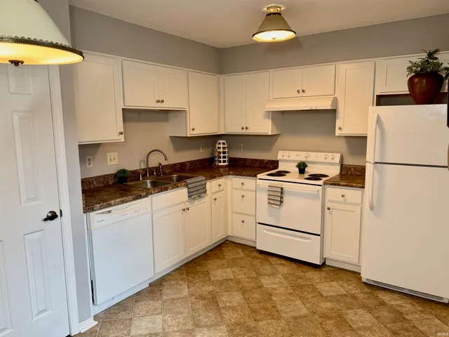 $89,900 | 910 Park Central Drive South, Unit B, Indianapolis, IN 46260