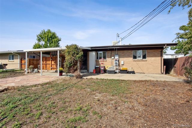 a view of a house with backyard