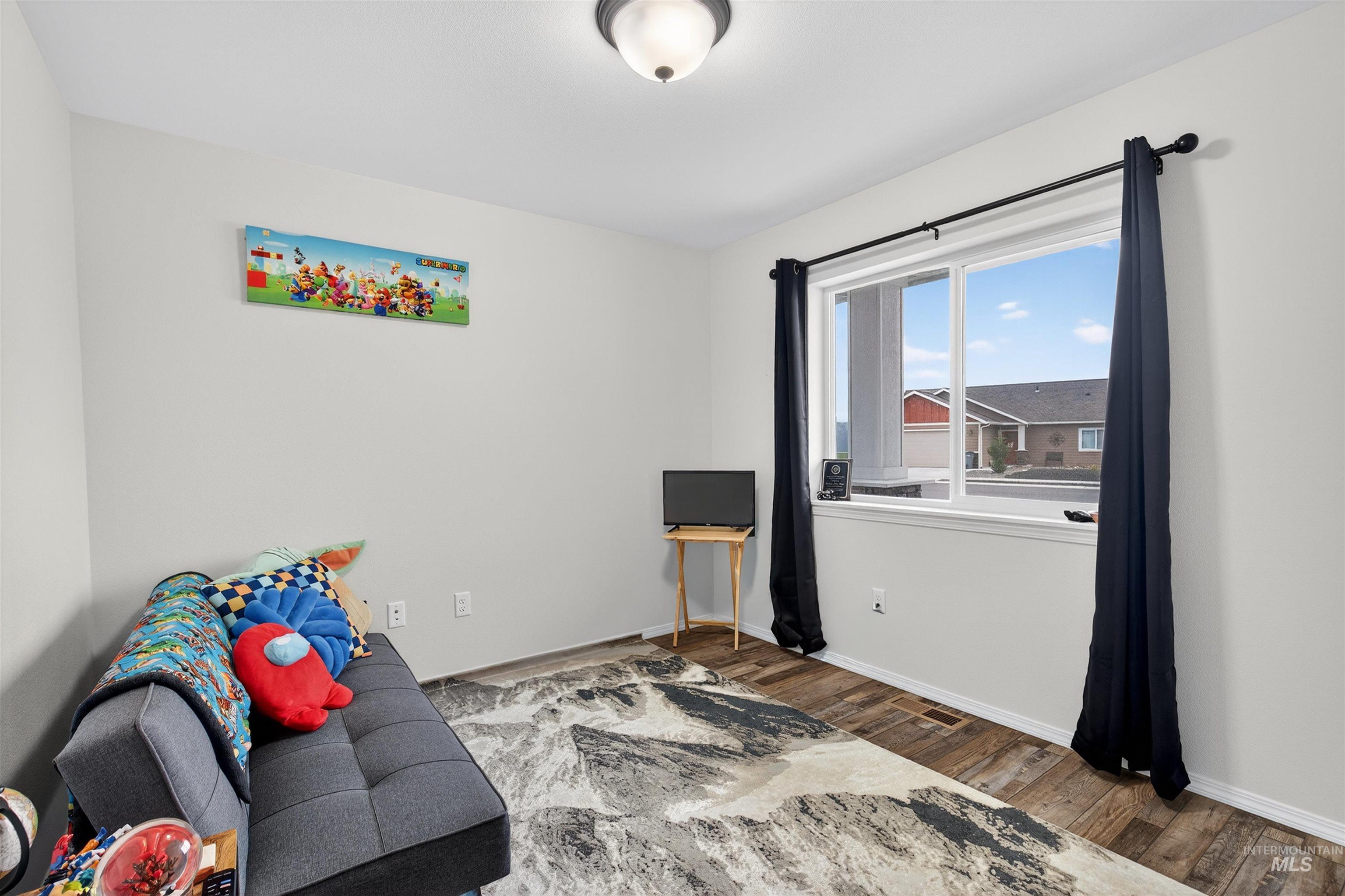 1432 Horizon Court Lewiston, ID 83501 - Photo 21 of 26 Living area featuring wood finished floors and baseboards