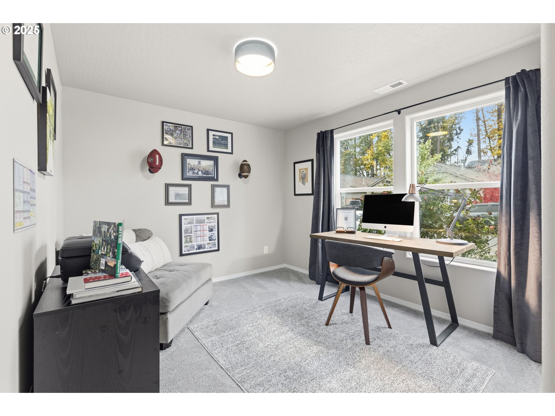 4970 Squirrel Street Springfield, OR 97478 - Photo 31 of 43 a workspace with furniture and a window