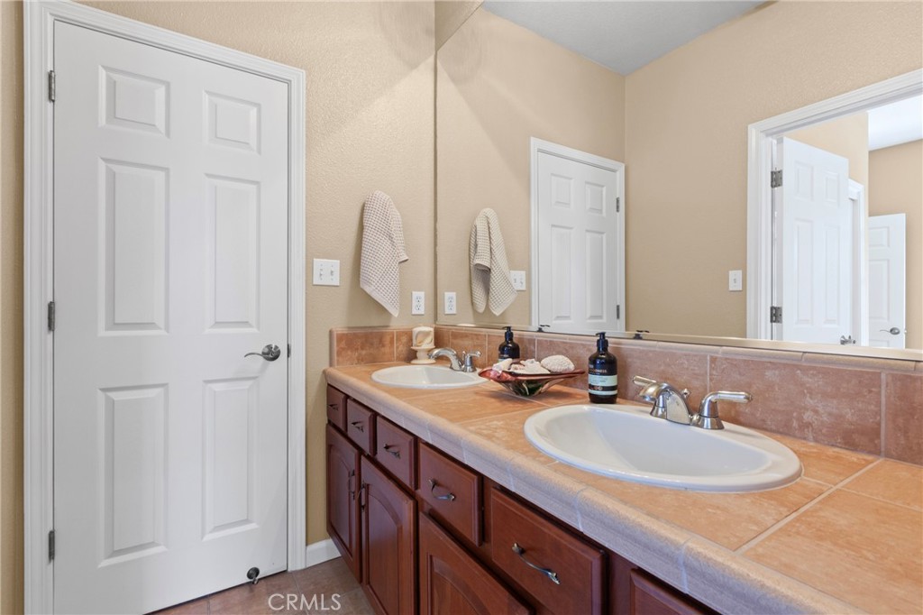 909 Experimental Station Road Paso Robles, CA 93446 - Photo 26 of 49 Jack & Jill Bathroom
