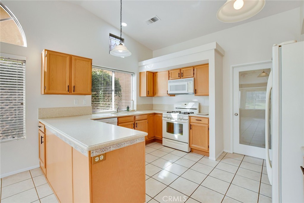 2787 Banyan Tree Lane Hemet, CA 92545 - Photo 17 of 36 a kitchen with a sink stove and refrigerator