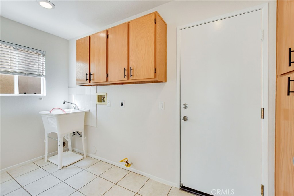 2787 Banyan Tree Lane Hemet, CA 92545 - Photo 20 of 36 a bathroom with a sink and a mirror