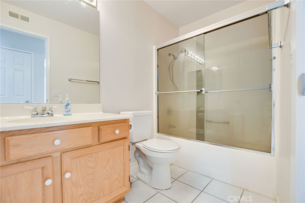 2787 Banyan Tree Lane Hemet, CA 92545 - Photo 29 of 36 a bathroom with a sink a toilet and shower