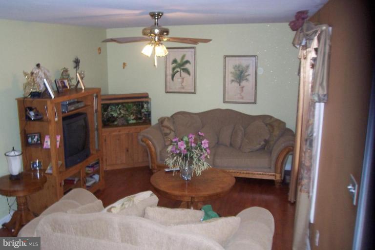 1416 Stone Boundary Road Cambridge, MD 21613 - Photo 3 of 11 Living Room