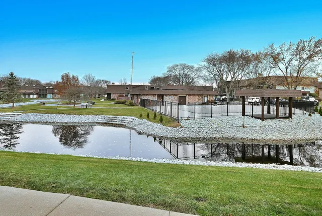 $269,900 | 9176 S Road, Unit 1B, Palos Hills, IL 60465
