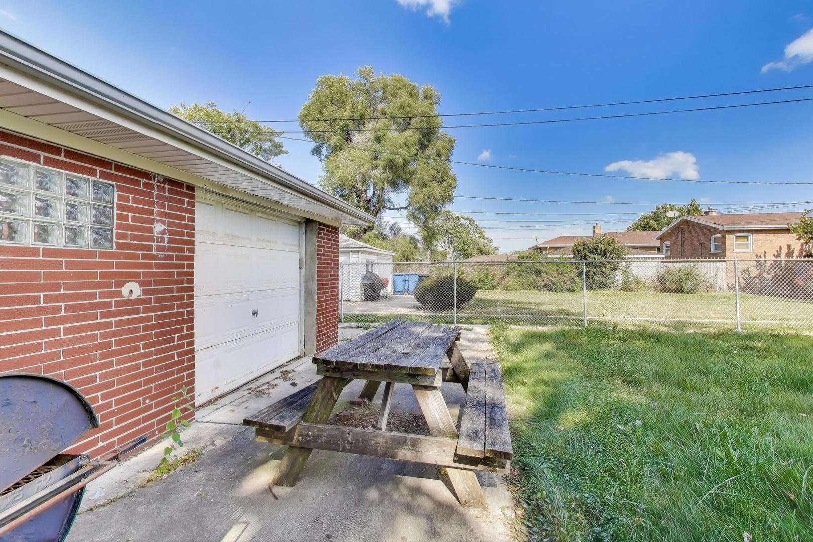 8622 South Michigan Avenue Chicago, IL 60619 - Photo 20 of 20 a view of a balcony with chair and table