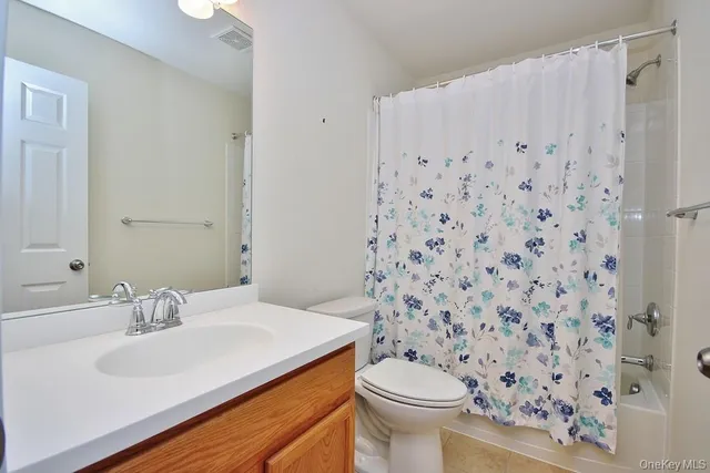 a picture of a room with a floor plan