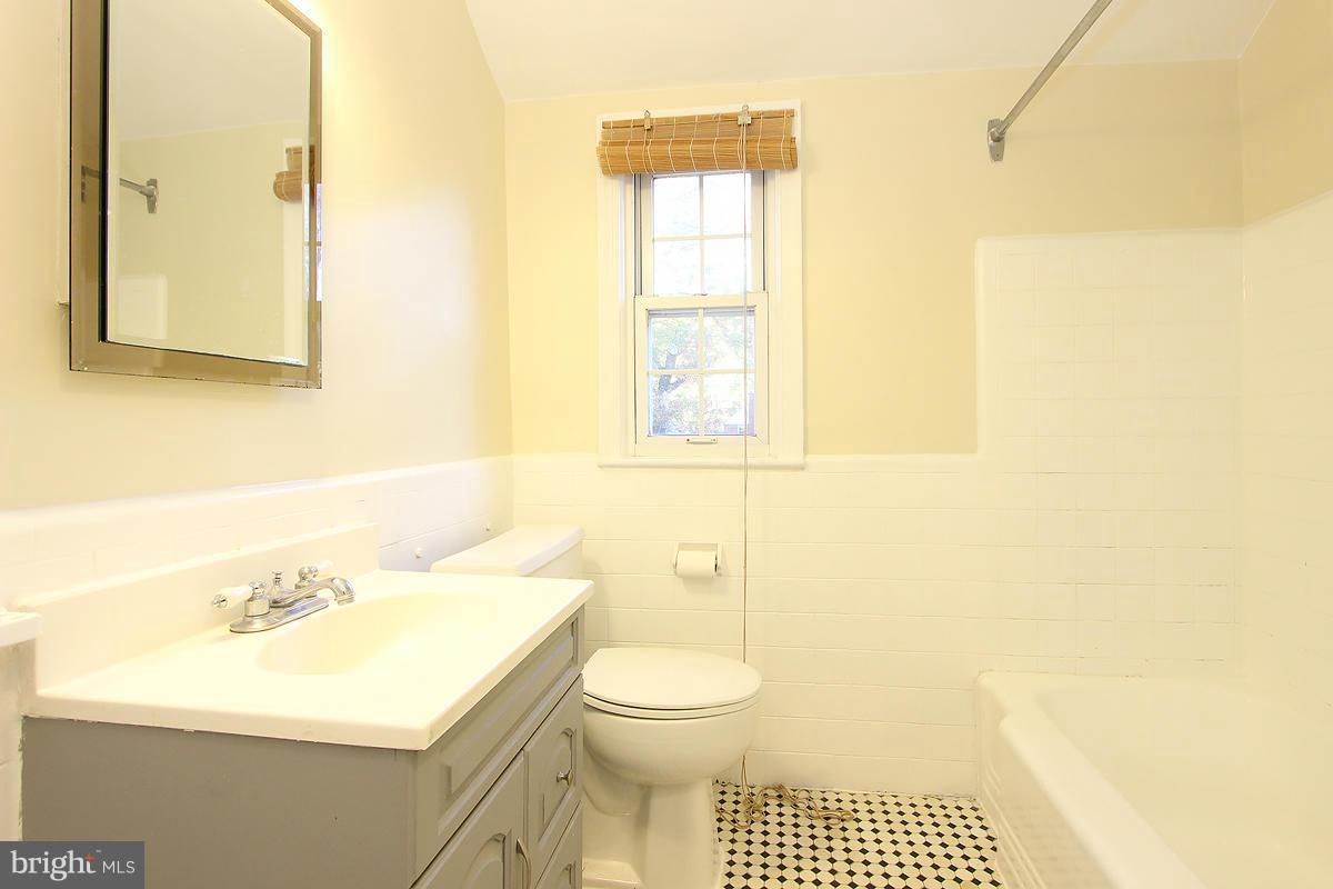2705 Avena Street Silver Spring, MD 20902 - Photo 25 of 30 Bath (Master)