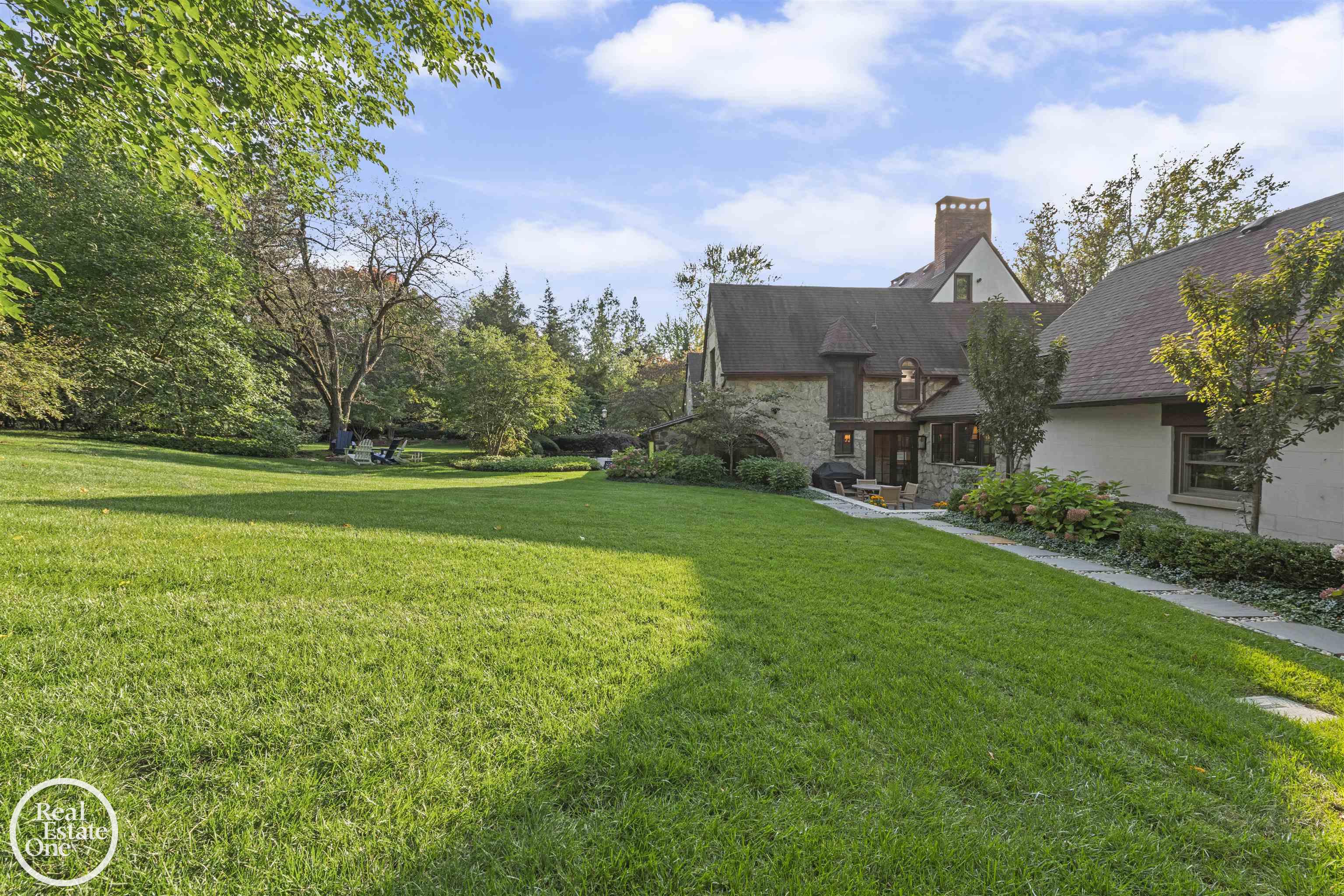 242 Lewiston Road Grosse Pointe, MI 48236 - Photo 10 of 63 50202667-2b6e166b-0f2c-4eec-81a5-52a5c750d38e.JPG