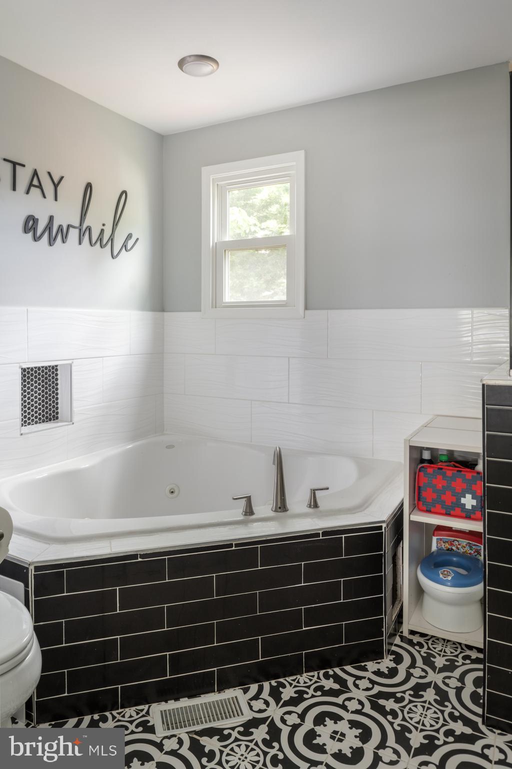 142 Oxford Place Williamstown, NJ 08094 - Photo 14 of 21 Master Bathroom